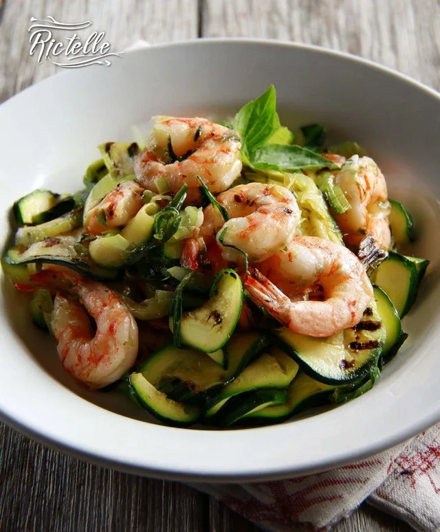 Insalata light di gamberi, zucchine grigliate ed erba cipollina