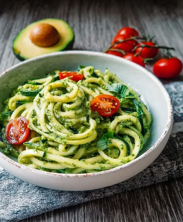 Zucchininudeln mit Avocado Pesto