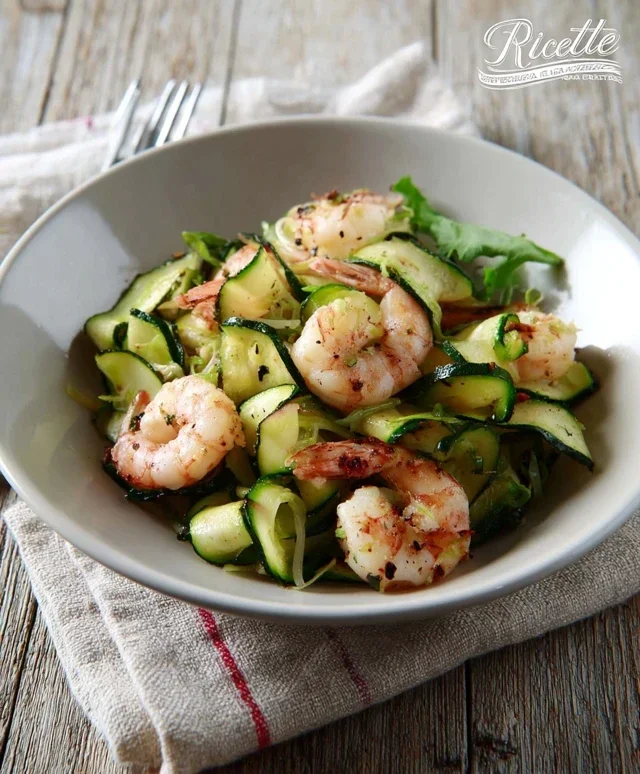 Insalata light di gamberi, zucchine grigliate ed erba cipollina