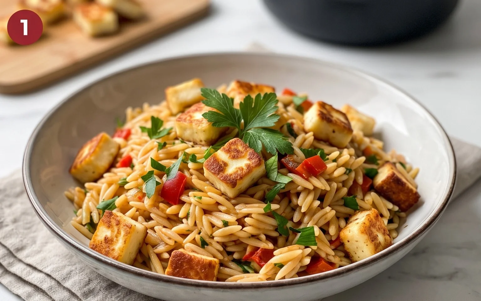 Kritharaki-Salat mit Halloumi-Croutons