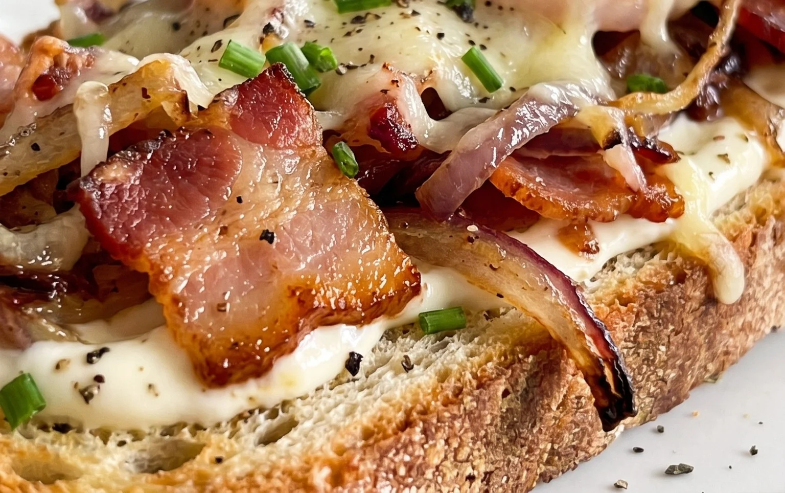 Flammkuchen Toast mit Speck und Zwiebeln